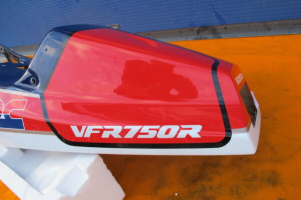 VFR750R RC30 77236-MR7-600ZA Heckverkleidung Heck Verschalung Verkleidung Heckverschalung Sitz H4 – Bild 5
